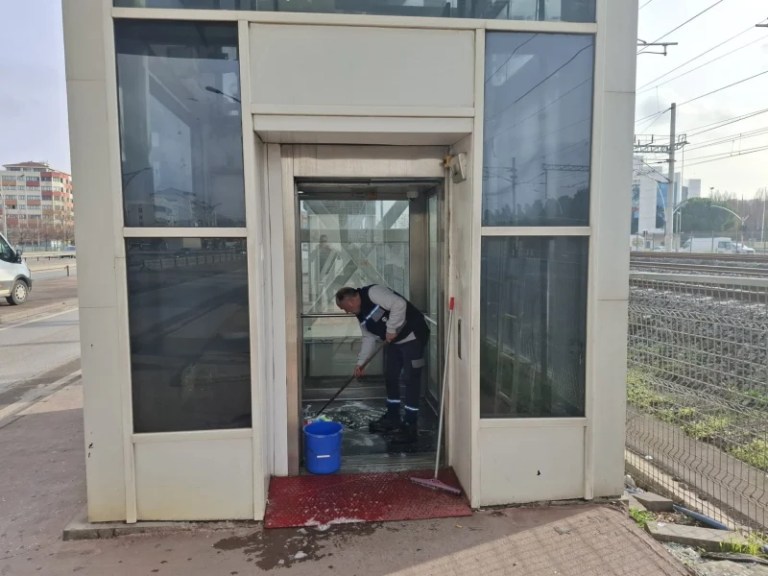 Kocaeli’de Üst Geçit Asansörleri Tertemiz!