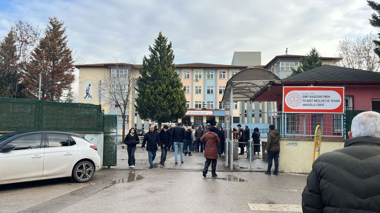 İzmit Yahyakaptan’da Okul Bahçesinde Silahlı Saldırı!