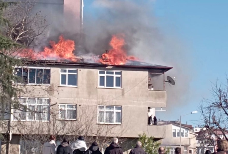 Gebze İstasyon Caddesi’nde Çatı Katı Yangını!