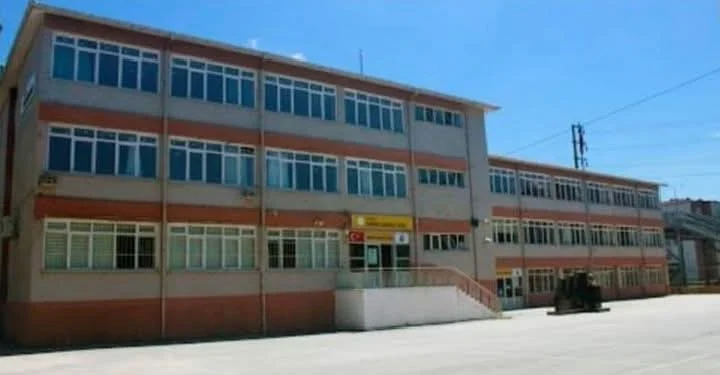 Derince Lisesi mezunlarından okulun tarihine sahip çıkma çağrısı