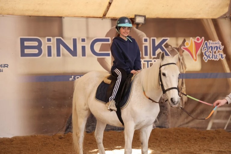 Çocuklar ara tatilde binicilikle tanıştı