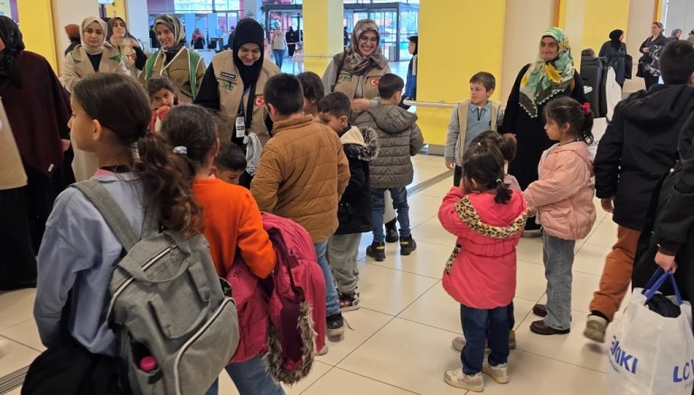 İHH Dilovası’ndan yetim çocuklara bayramlık