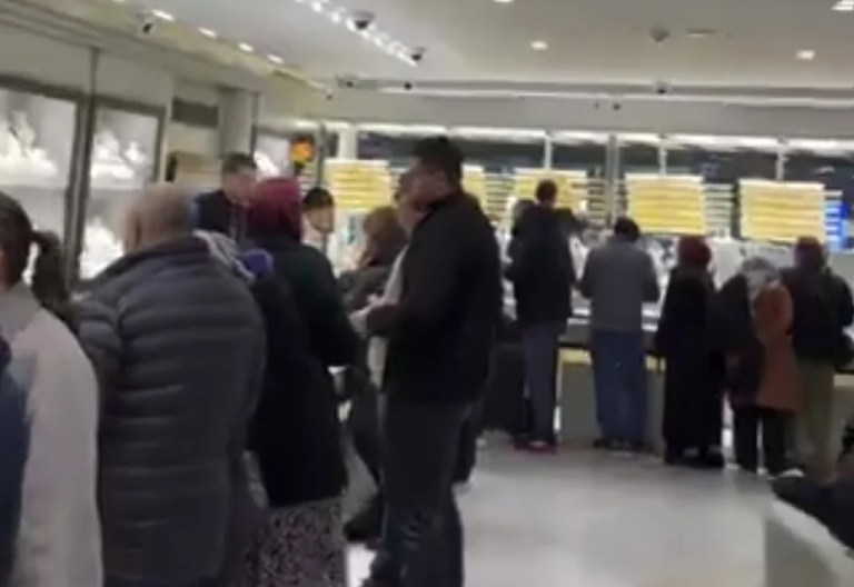 Altın fiyatları düşünce vatandaş kuyumculara akın etti