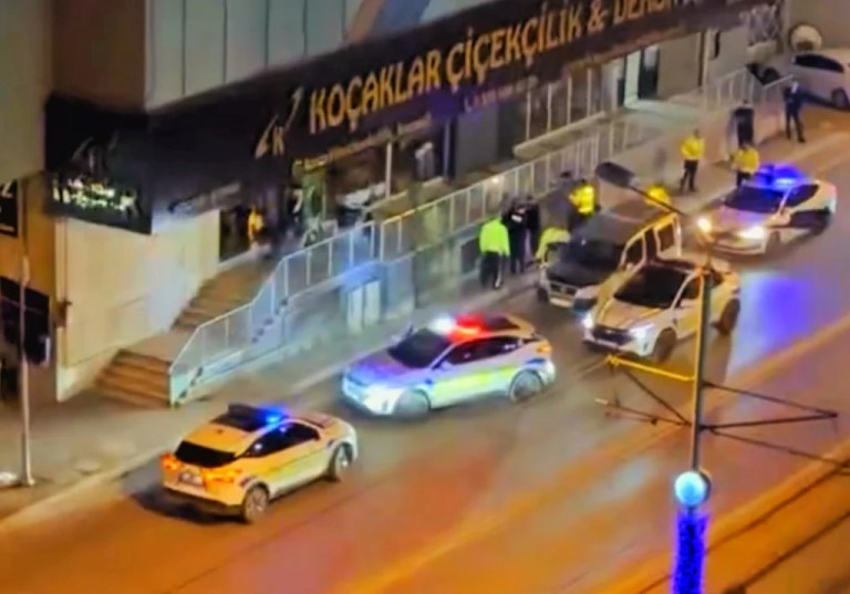 İzmit’te nefes kesen kovalamaca: Kaçan araç Merkez Bankası önünde yakalandı!