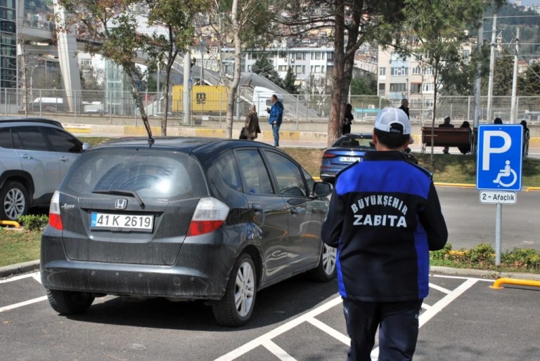 İzmit Millet Bahçesi çevresinde hatalı parklara ceza!