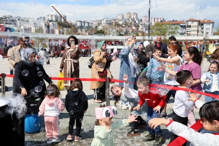 İzmit’te ‘Bi Dünya Eğlence’ Coşkusu Sürüyor
