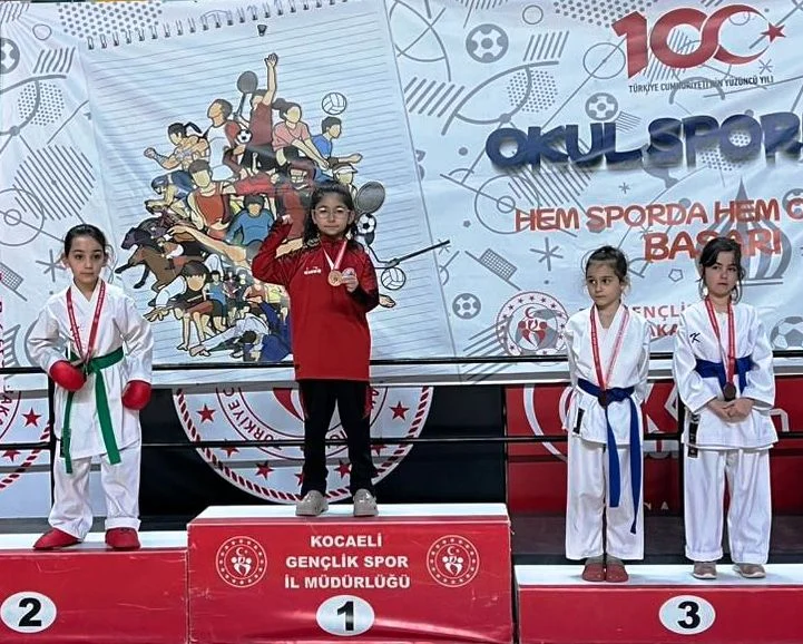 Körfezli Karatecilerden Madalya Yağmuru