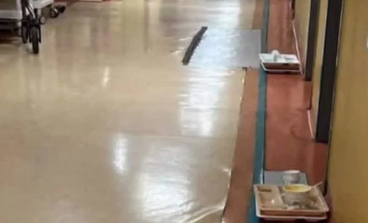 Hastane koridorları bulaşık yığınına döndü!